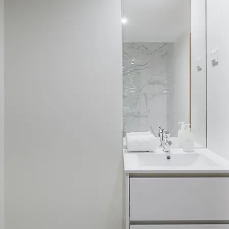 Guestready - Sleek Monochromatic In Bonfim * Porto