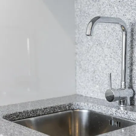 Guestready - Sleek Monochromatic In Bonfim *