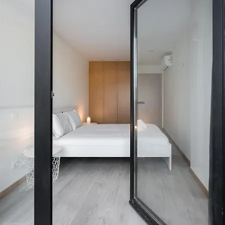 Guestready - Sleek Monochromatic In Bonfim