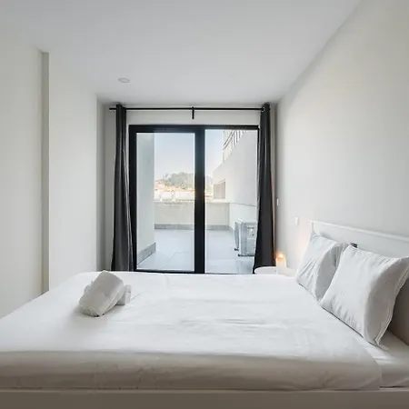 Guestready - Sleek Monochromatic In Bonfim